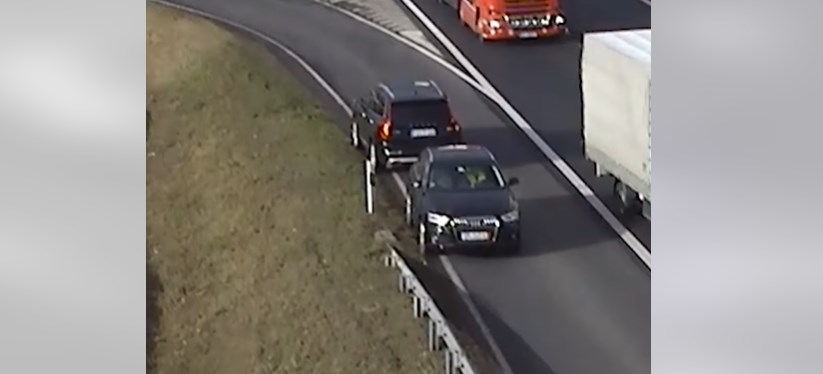 Hátrafele, szemben a forgalommal vontattak egy autót - videó