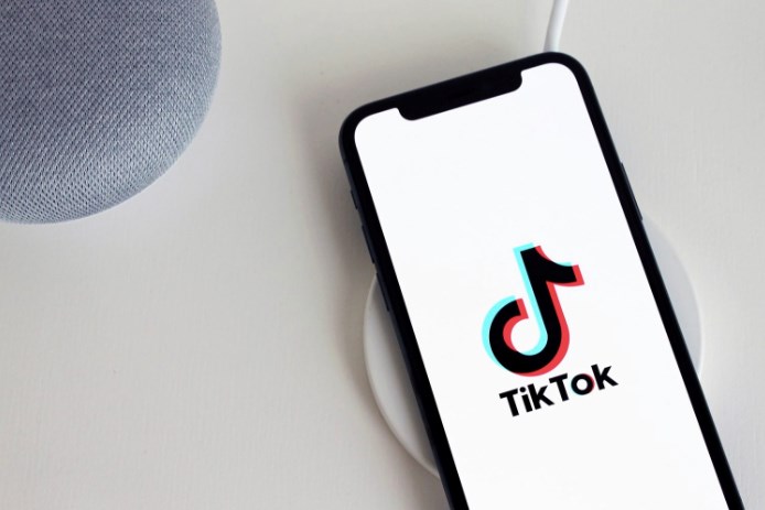 Ha aktiválja ezt az új TikTok-funkciót, soha többé nem kell megmozdítania az ujját sem a következő videóhoz