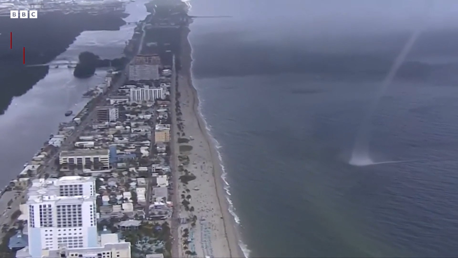 Tecnología: Video: Un embudo de agua golpea una playa llena de gente en Miami