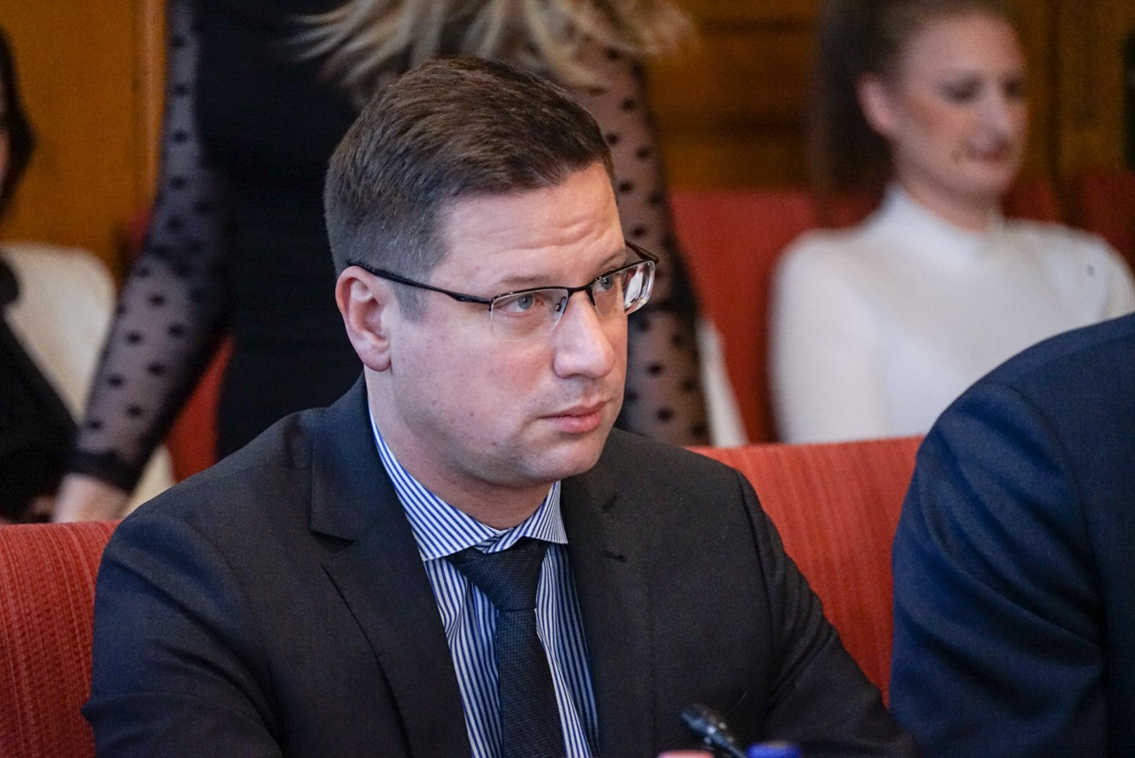 Gulyás: Azért nem kell a melegek örökbefogadásával foglalkozni, mert a házaspárok sorban állnak