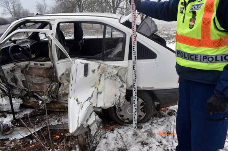 Csúnya balesetet okozott egy sofőr, aki lehajolt egy papírzsebkendőért