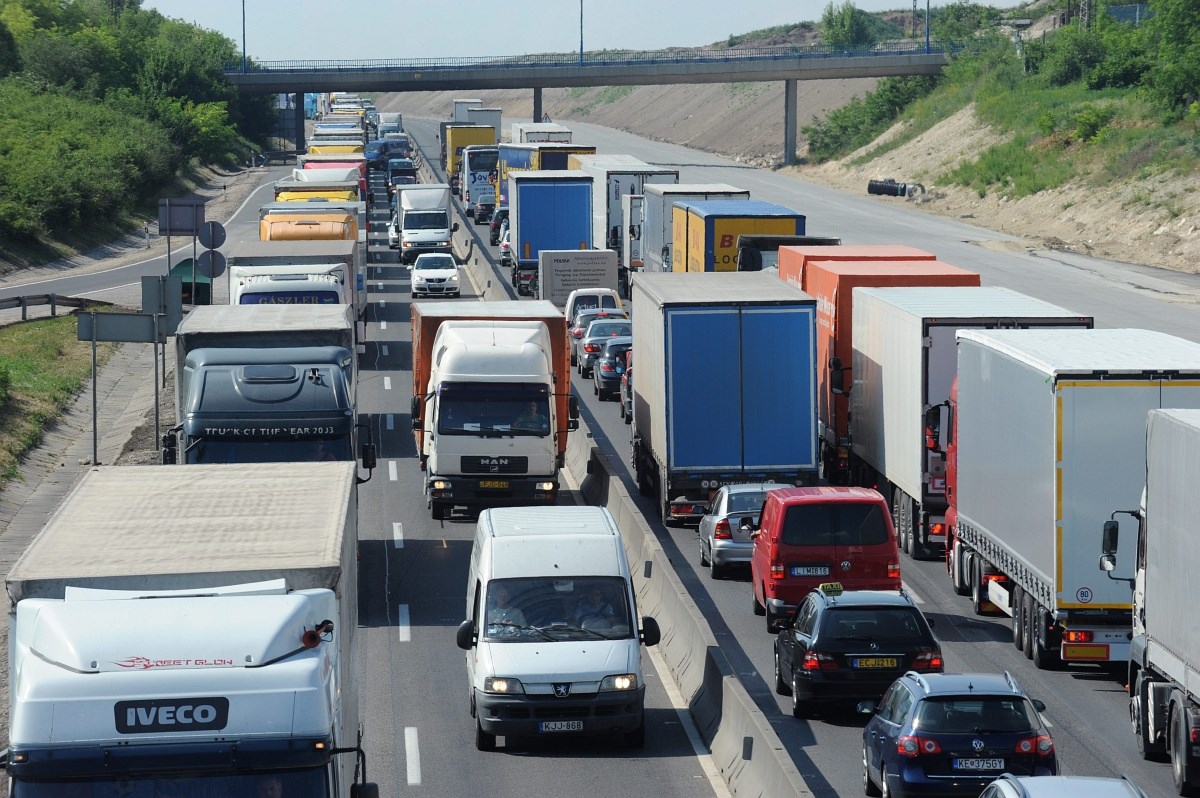 Négyes karambol volt az M0-son, több kilométeres dugó van