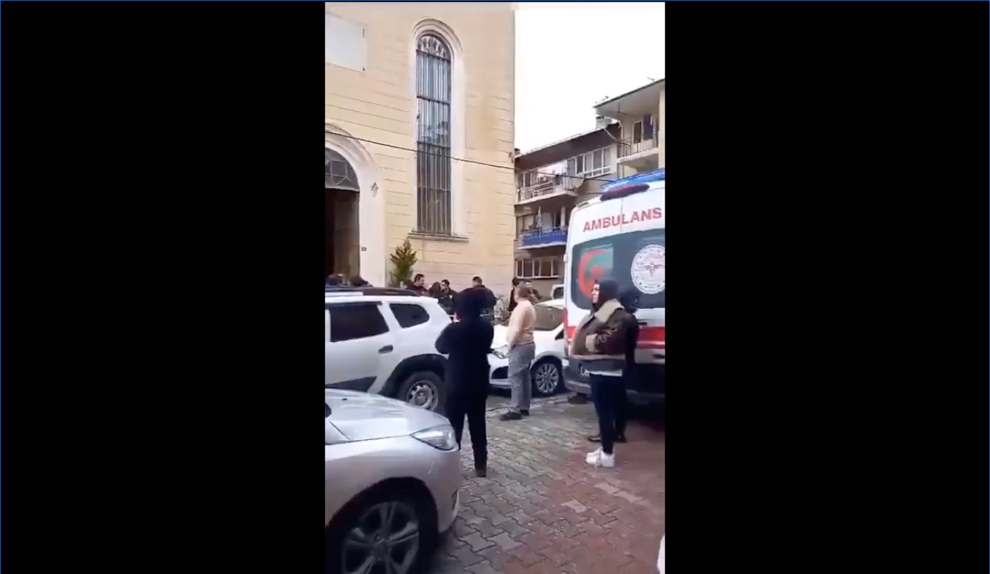 Maszkos ismeretlenek támadtak a hívekre egy katolikus templomban Isztambulban, egy ember meghalt