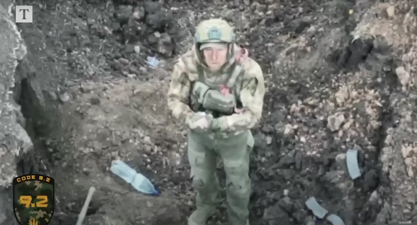 Mundo: Se filmó un video de un soldado ruso rindiéndose ante un dron ucraniano