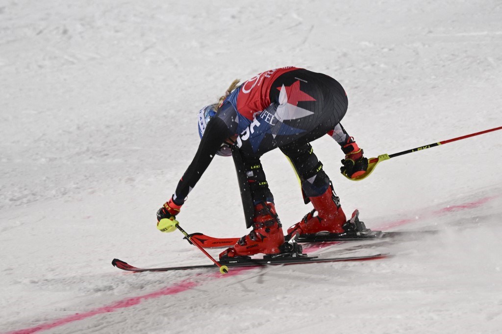 Hatalmasat bukott Mikaela Shiffrin, mentőhelikopterrel vitték kórházba – videó