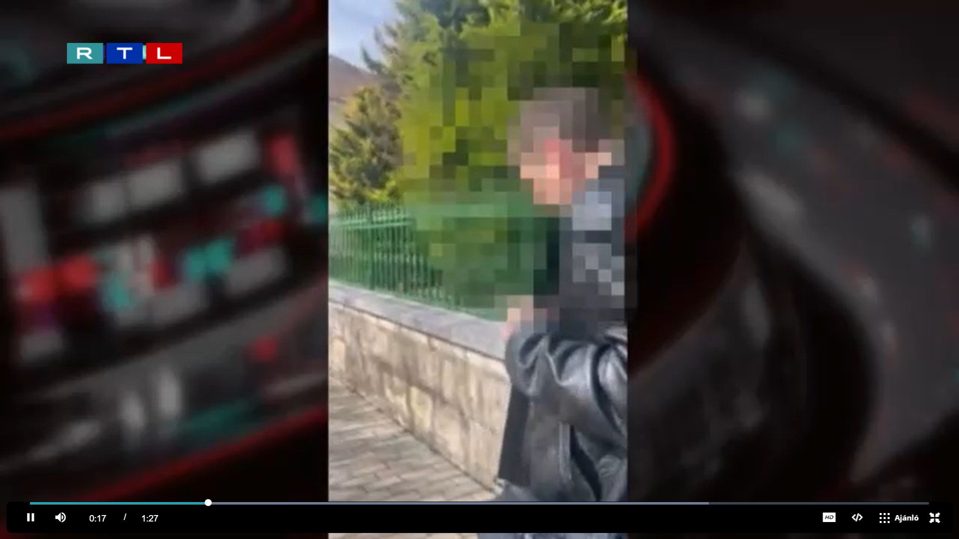 Videón, ahogy lehajtott fejjel menekül az RTL kérdései elől a bicskei református lelkész