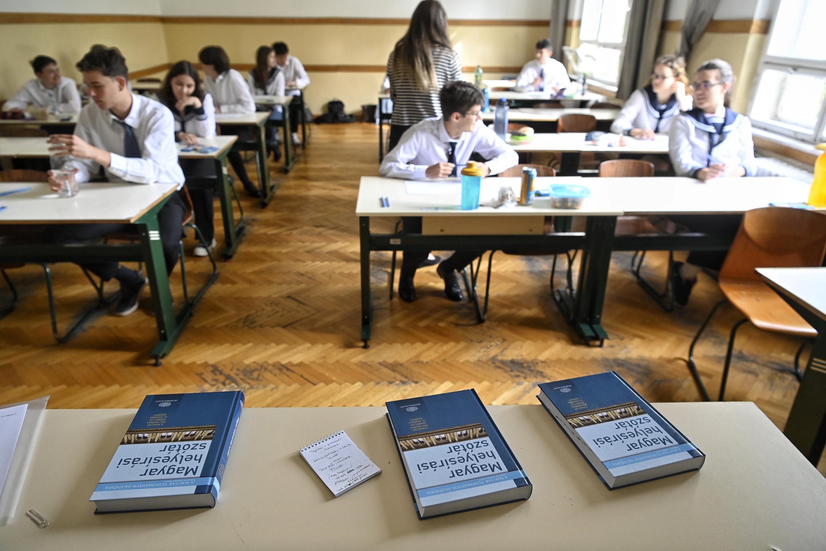 Megjelentek az éjszakai Magyar Közlönyben a tanári béremelés részletei