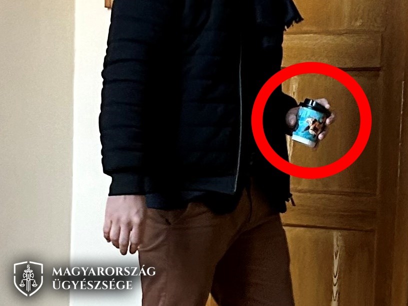 Őrizetbe vették Portik Tamás fiát, miután egy pohár kávét öntött a bíró arcába a Fenyő-ügy tárgyalása előtt