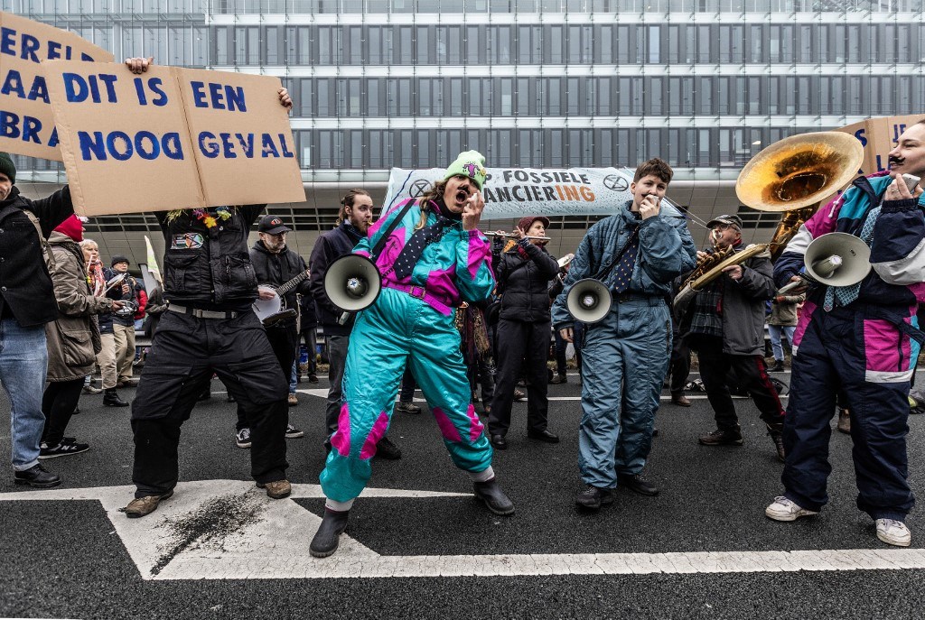 Több száz klímaaktivista blokkolt egy autópályát Hollandiában