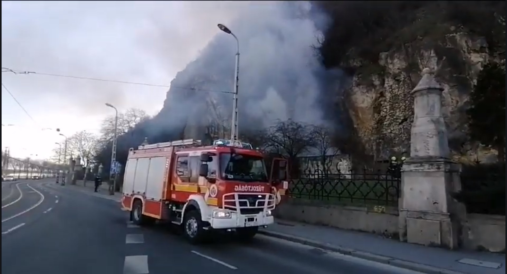 Aljnövényzet és szemét égett a Gellért-hegy lábánál – videó