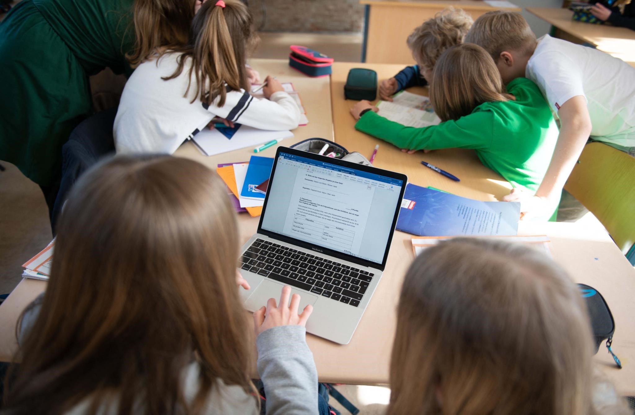 Közel 200 ezer laptopot osztanak ki tavasszal az iskolákban