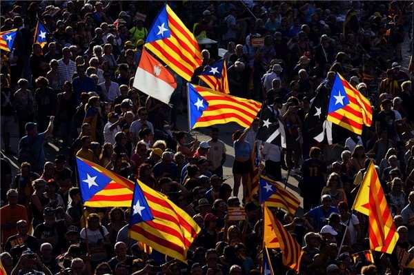 Mundo: Cientos de miles de personas salieron a las calles exigiendo la secesión de Cataluña de España