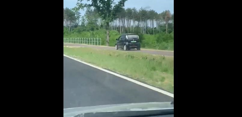 Százas tempó felett száguldott egy autós a bicikliúton Győrnél - videó