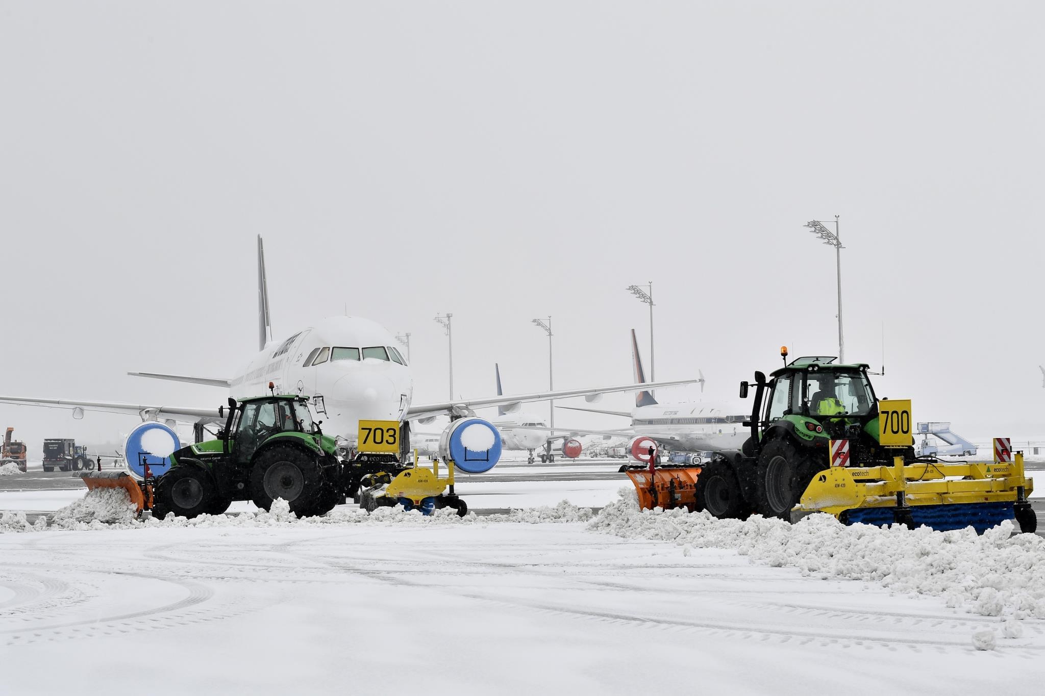 Erős havazás miatt megbénult a müncheni repülőtér forgalma