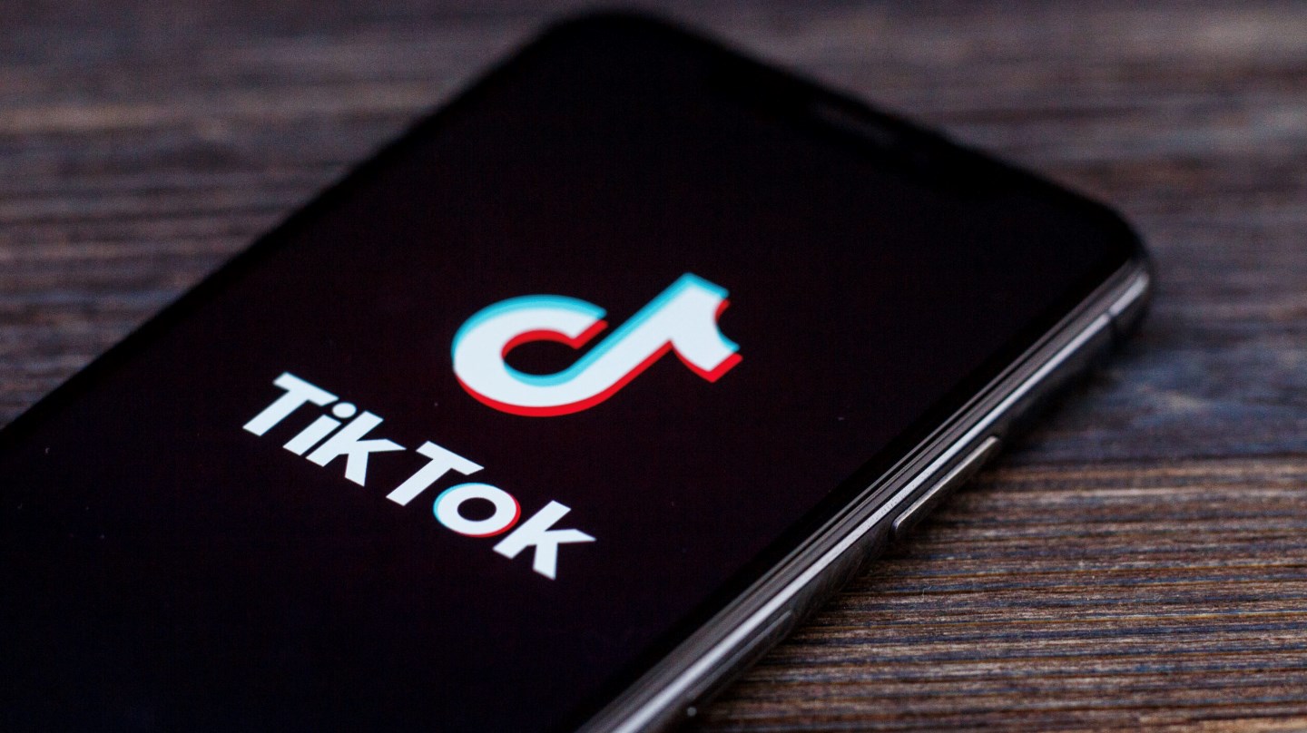 Magyarországon is megjelent a TikTok újítása, pár mozdulattal elmentheti a szimpatikus számokat