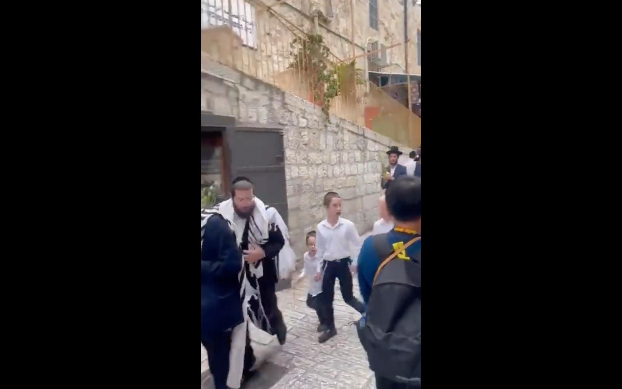 Hatalmas felháborodást okozott Izraelben egy videó, amin ultraortodox zsidók köptek ki a fakeresztet cipelő keresztényeket látva