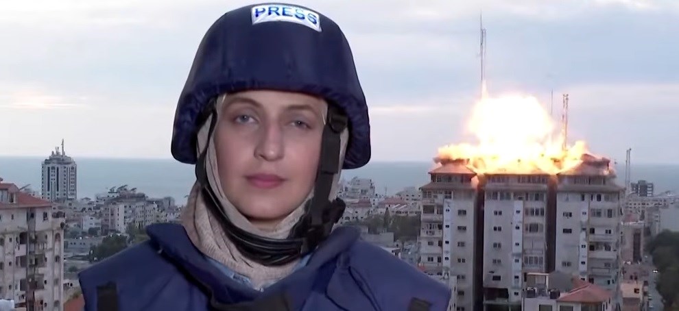 Éppen élőben kapcsolták a gázai tudósítót, amikor rakéta csapódott egy mögötte álló toronyházba – videó
