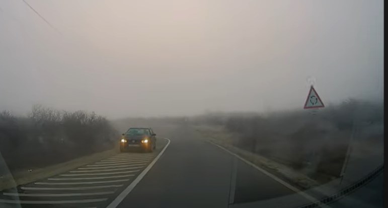 Nem elég a köd, még forgalommal szemben is hajt egy autós Litérnél – videó
