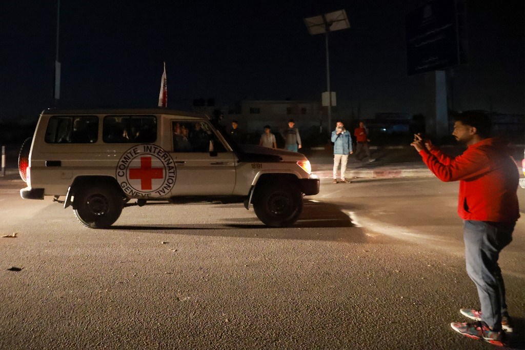 Újabb túszokat adott át a Hamász a Vöröskeresztnek