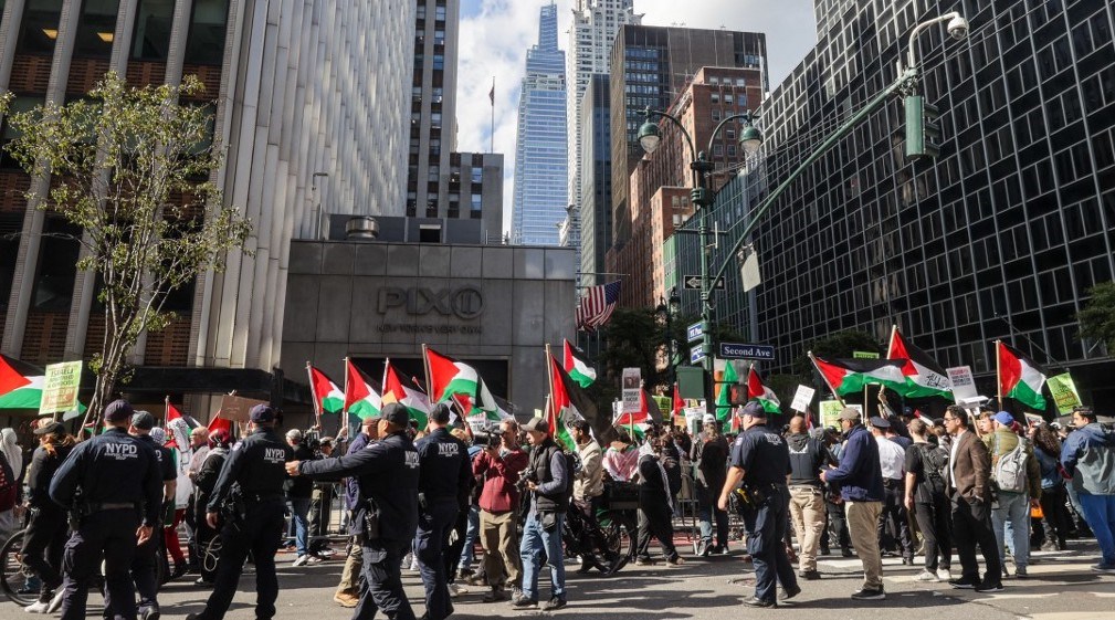 Így űz gúnyt a Hamász-szimpatizáns a vele szemben tüntető zsidókból New Yorkban – videó
