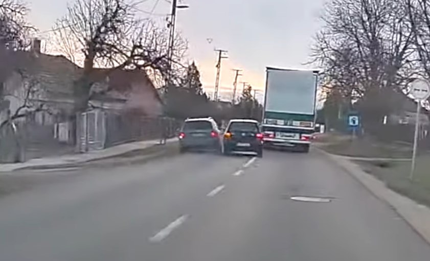 Egymást törte össze két szabálytalanul előző autós Sárszentmihályon – videó