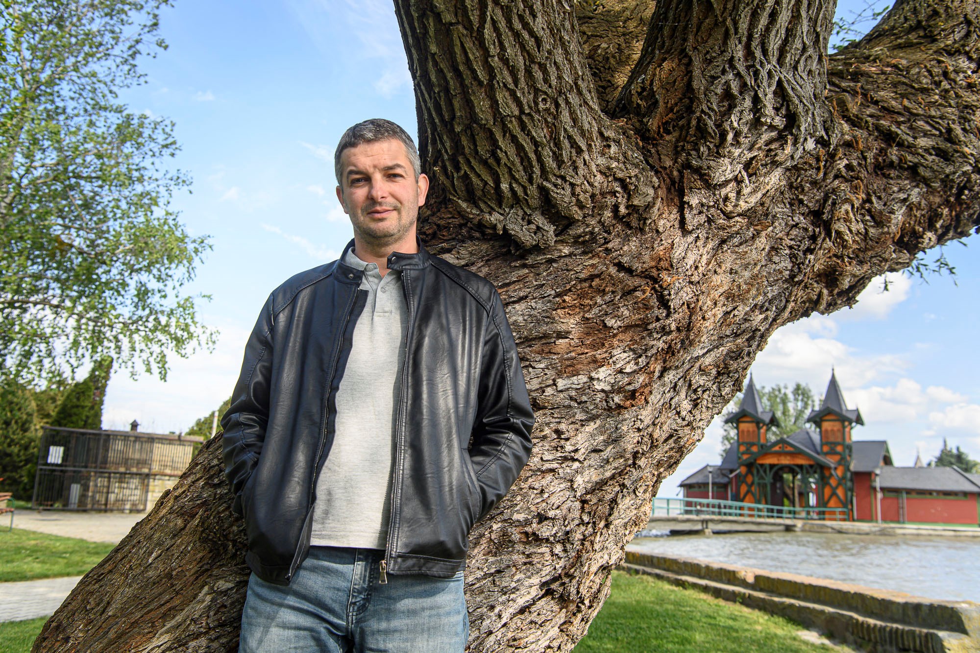 Szálinger Balázs: Politikusokról és egy üres borospohárról is lehet verset írni – csak a pohár inspirálóbb