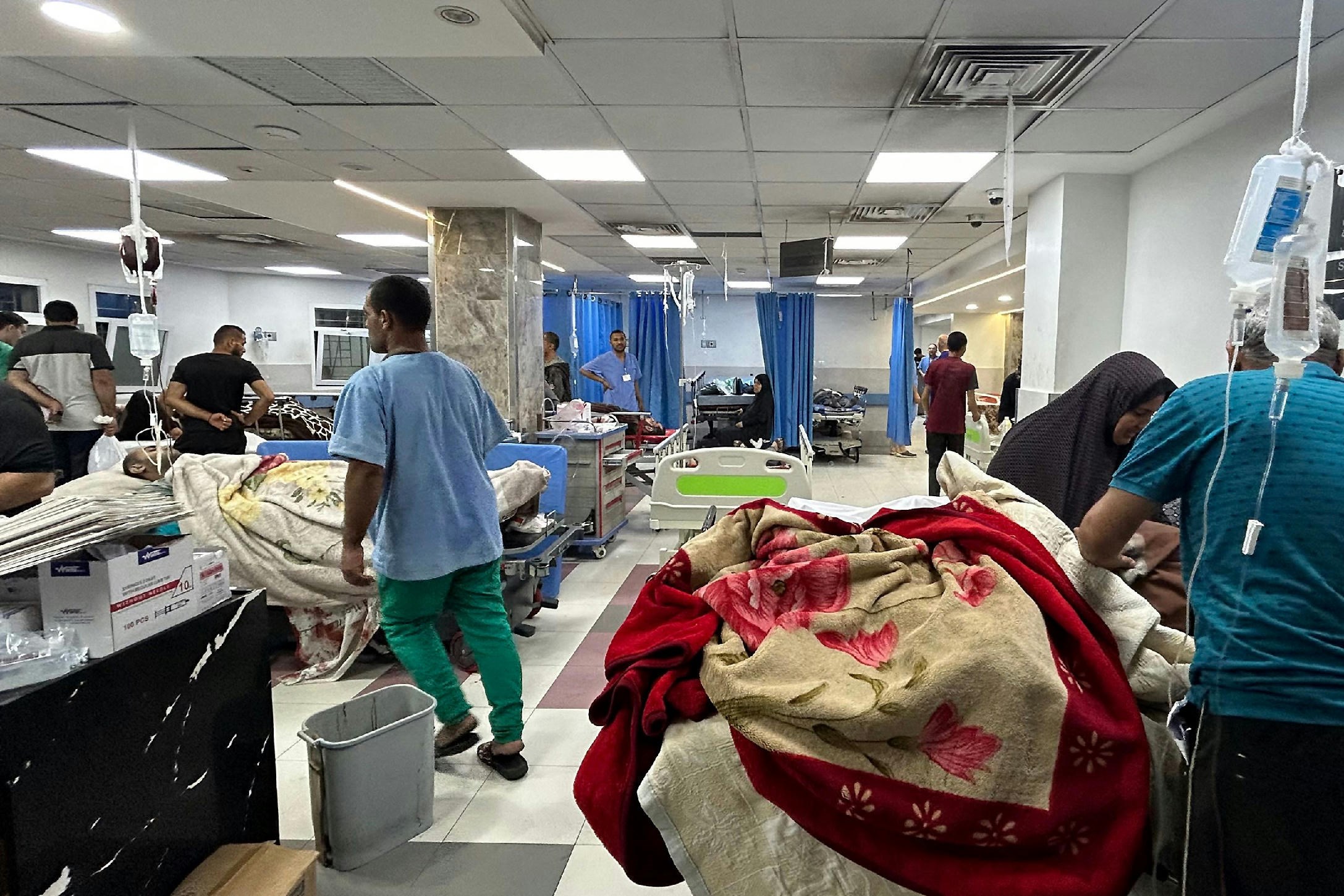 Százak hagyják el azt a gázai kórházat, ami alatt az izraeliek szerint a Hamász parancsnoki központja van