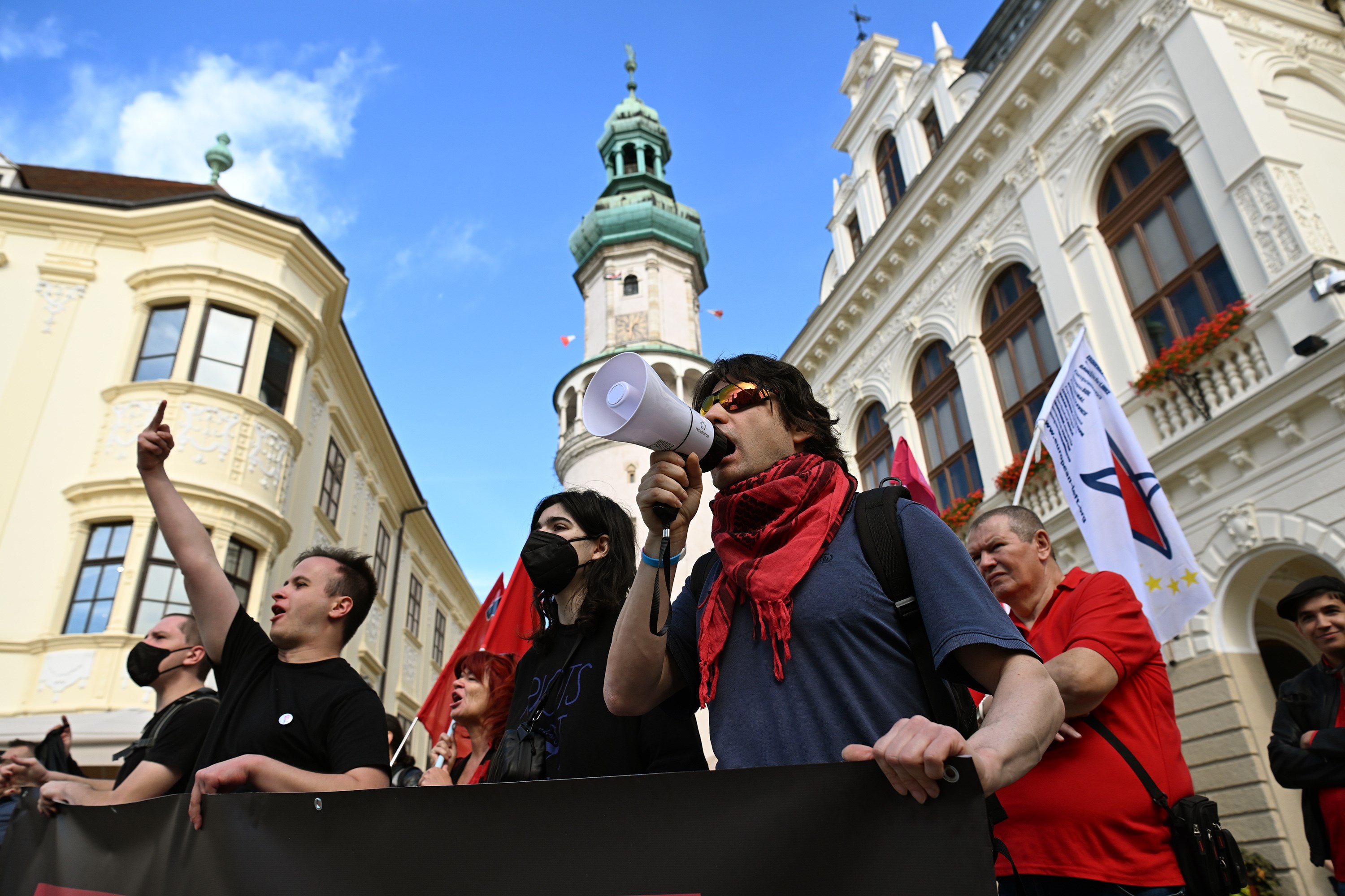 Körbemeneteltük a titkos neonáci találkozót Sopronban