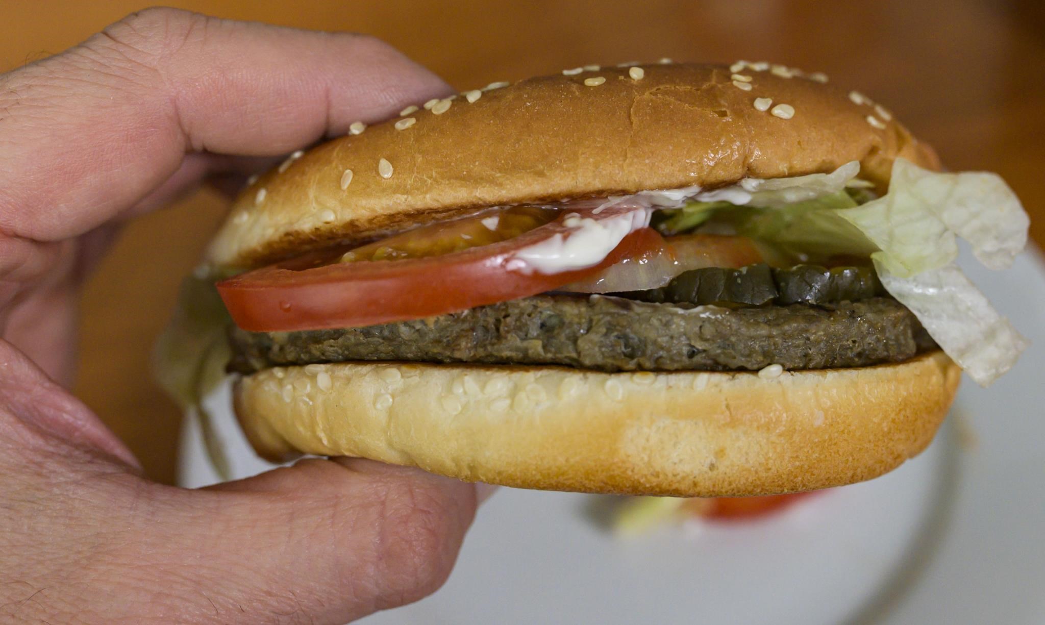 La acción: Burger King fue demandada porque la carne del embutido no era lo suficientemente grande