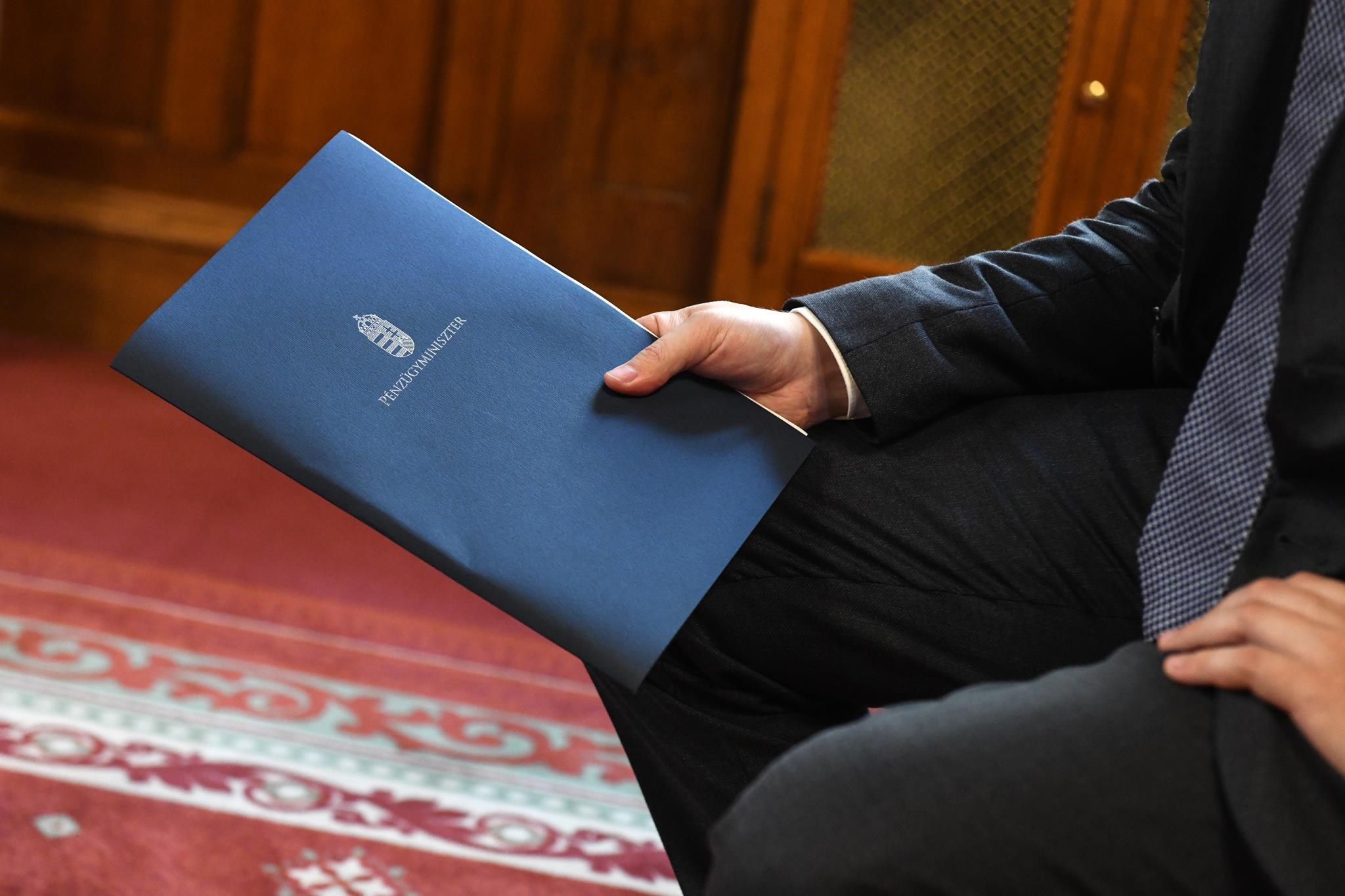 Beismerte a kormány: visszaesett idén a gazdaság és jelentősen elszállt a hiány is