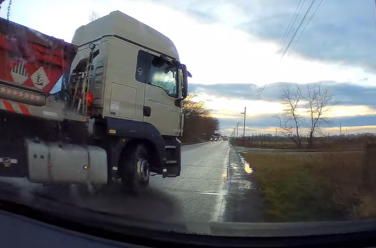 A frászt hozta az autósokra egy konténeres, aki szinte lassítás nélkül hajtott ki közéjük – videó