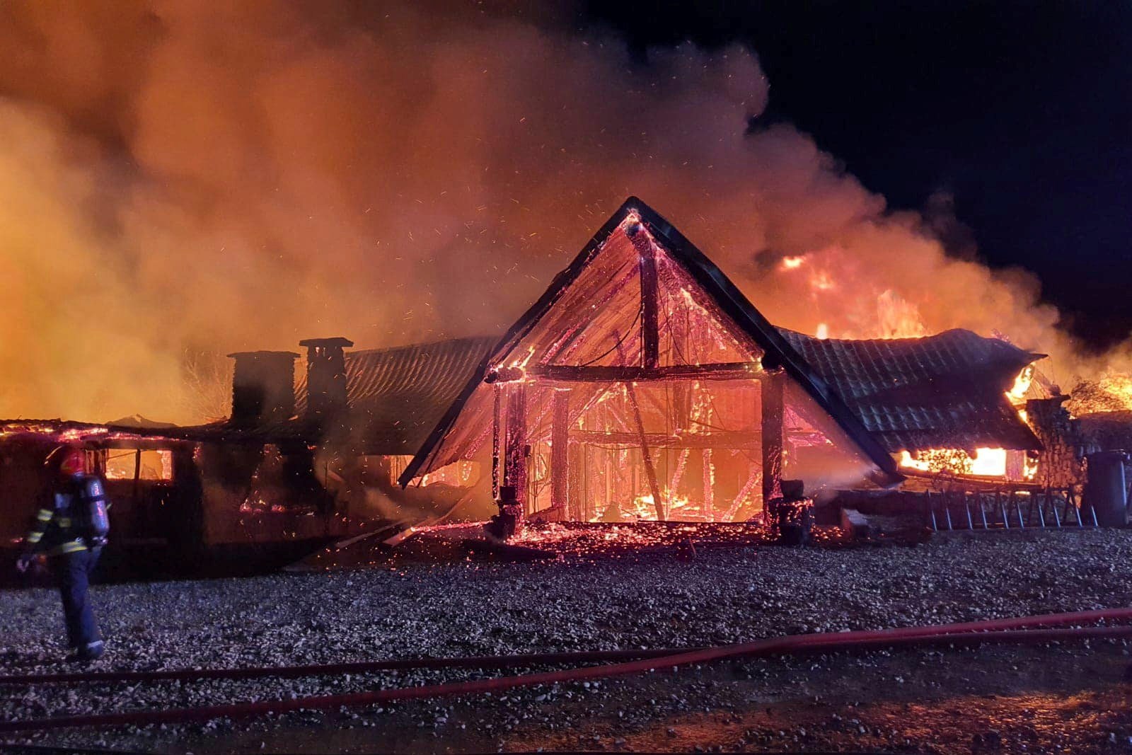 A román alvilág hírhedt figurájáé volt a porig égett panzió, a tűzben hatan meghaltak - fotók