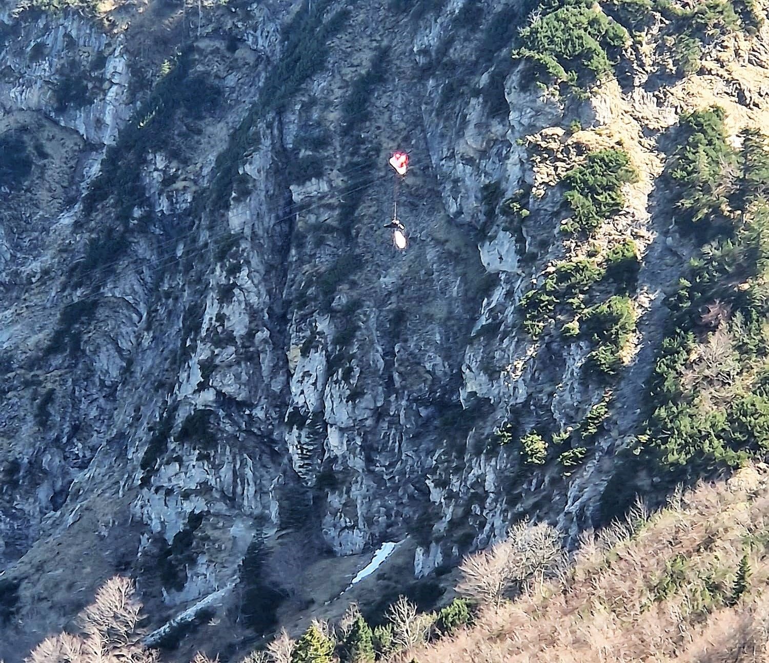 Scientist: German paratroopers spent half a day helpless, at an altitude of 80 meters, stuck on a ski lift