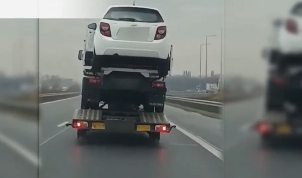A horrorkaravánok közt is ritka az ilyen díszpéldány, amilyet az M5-ösön fogtak – videó