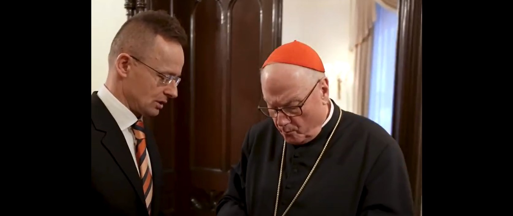 Nem adott érdemi választ a külügy arra, hogy miért találkozott Szijjártó Péter egy pedofilügyben érintett érsekkel