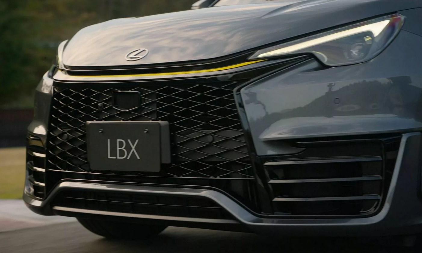 A legkisebb Lexus lett a legizgalmasabb, itt a 305 lovas új LBX