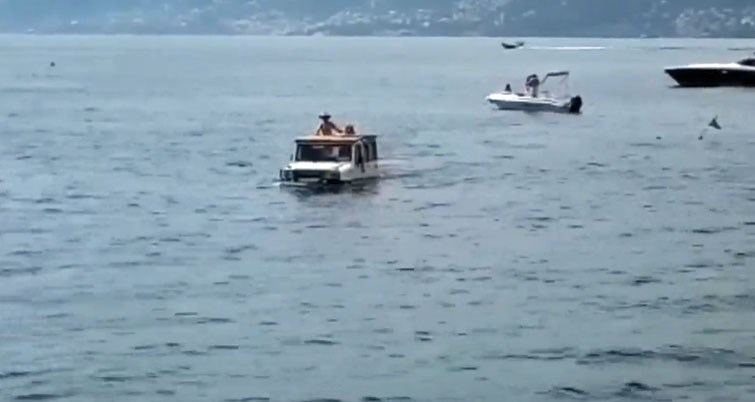 Egy terepjáró bukkant fel az olasz tengeren a jachtok között – videó