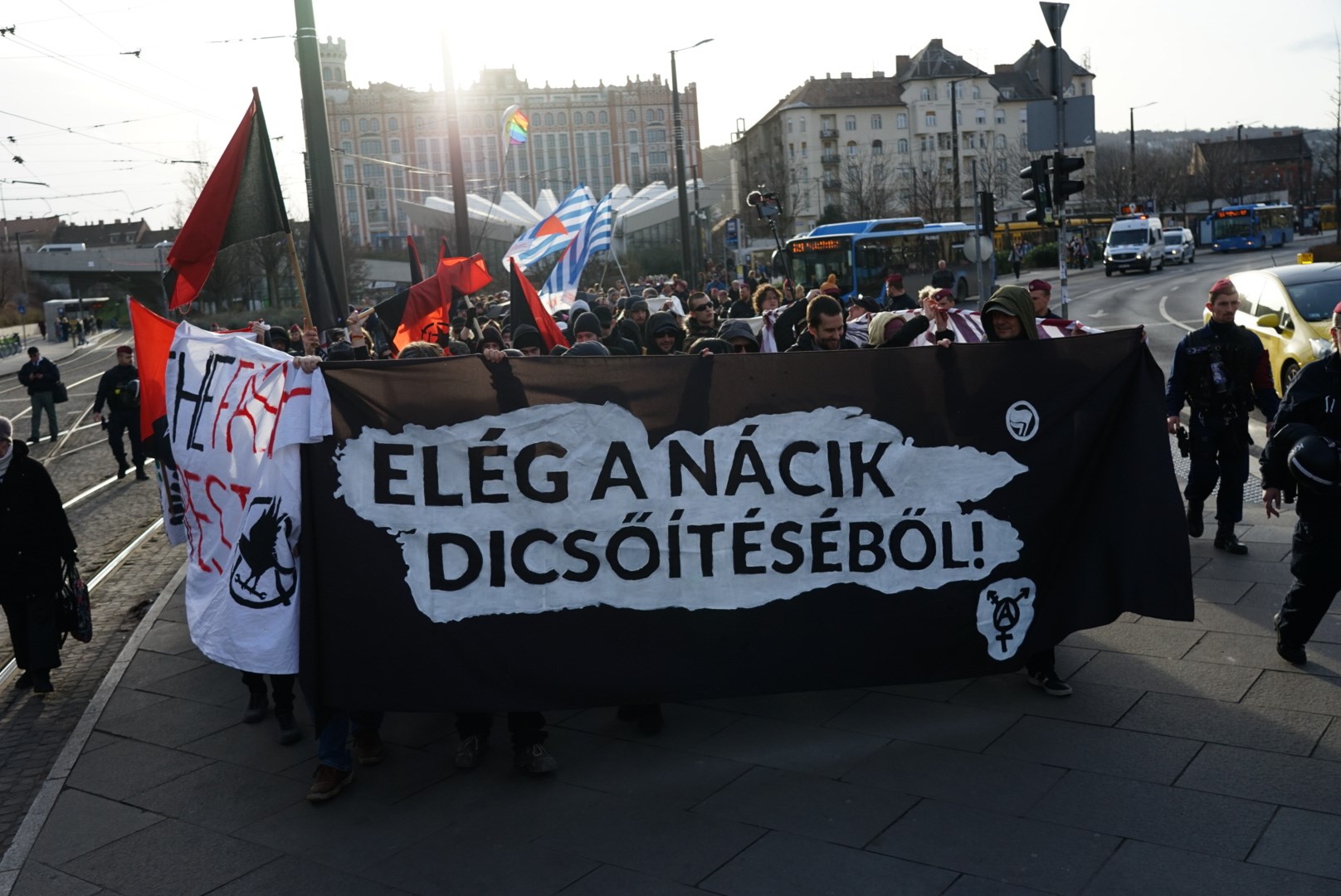 Száz antifasiszta és ugyanennyi rendőr – békés a hangulat a kitörés napi megmozdulásokon