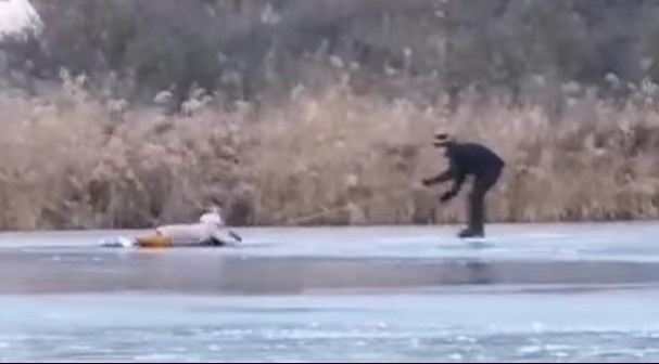 Videóra vették, ahogy beszakadt a jég egy korcsolyázó nő alatt Tihanyban