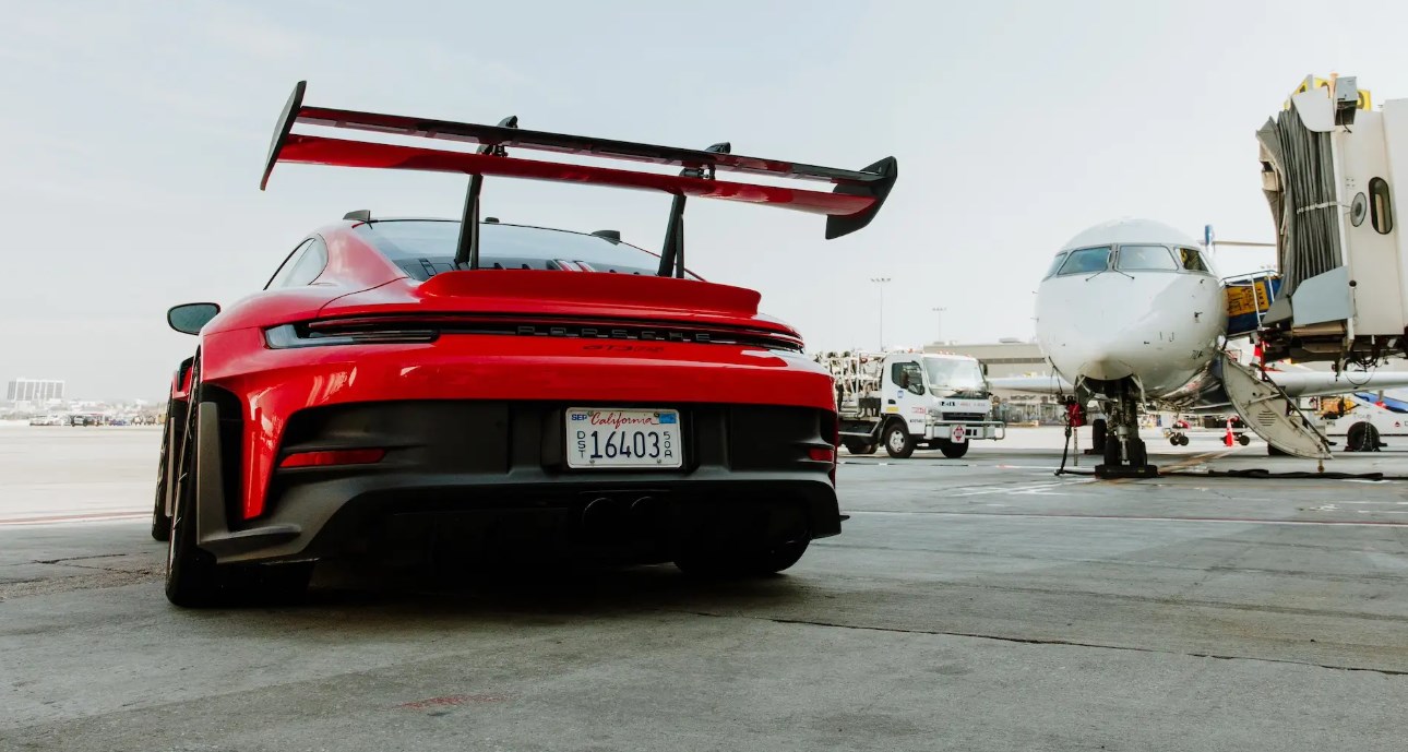 Egy Porsche 911 GT3 RS-t használnak a szoros átszállásoknál a Los Angeles-i repülőtéren