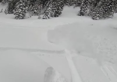Levideózta a motorosszános, ahogyan utoléri és betemeti egy lavina