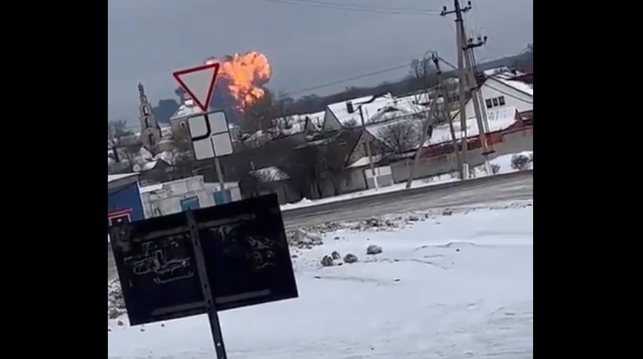 Lezuhant egy orosz katonai utasszállító az ukrán határ közelében, sokan meghaltak – videó