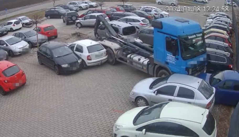 Videó: Tizenhárom autót tört össze egy konténerszállító, aminek rosszul lett a sofőrje Mosonszolnokon