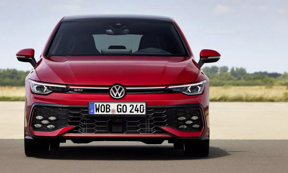 Itt az erősebb, de már kézi váltó nélküli új VW Golf GTI