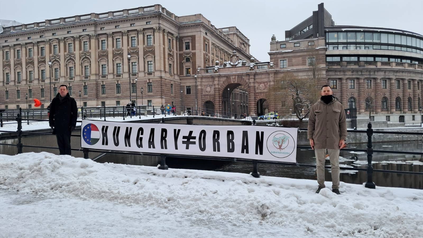 "Magyarország ≠ Orbán" feliratú molinóval tüntetnek Stockholmban