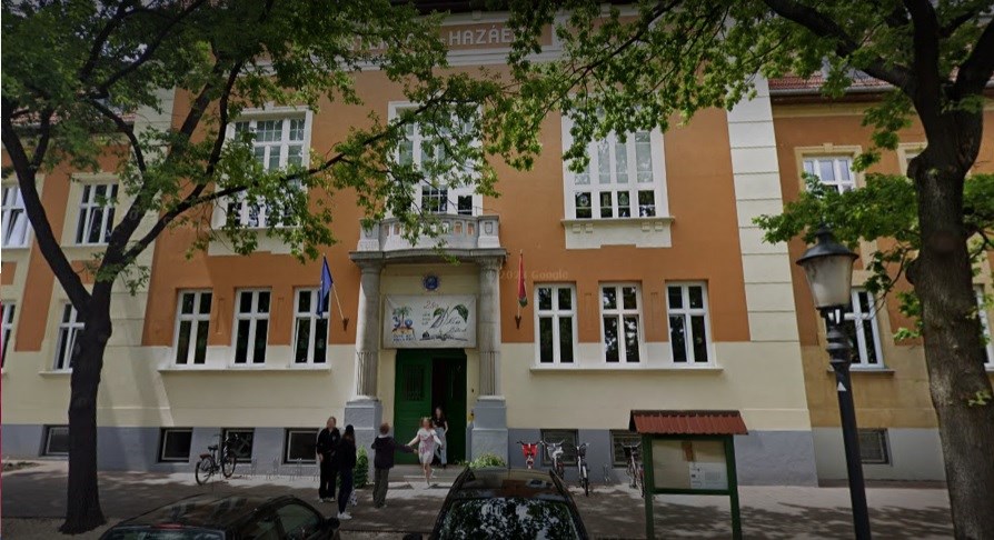 Indoklás nélkül mentették fel a szentesi református iskola igazgatóját, petíciót indítottak a diákok szülei