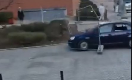 Józsefvárosi GTA: lopott autóval rongyolt át az útlezáráson, a Corvin Plázában kapták el a rendőrök - videóval