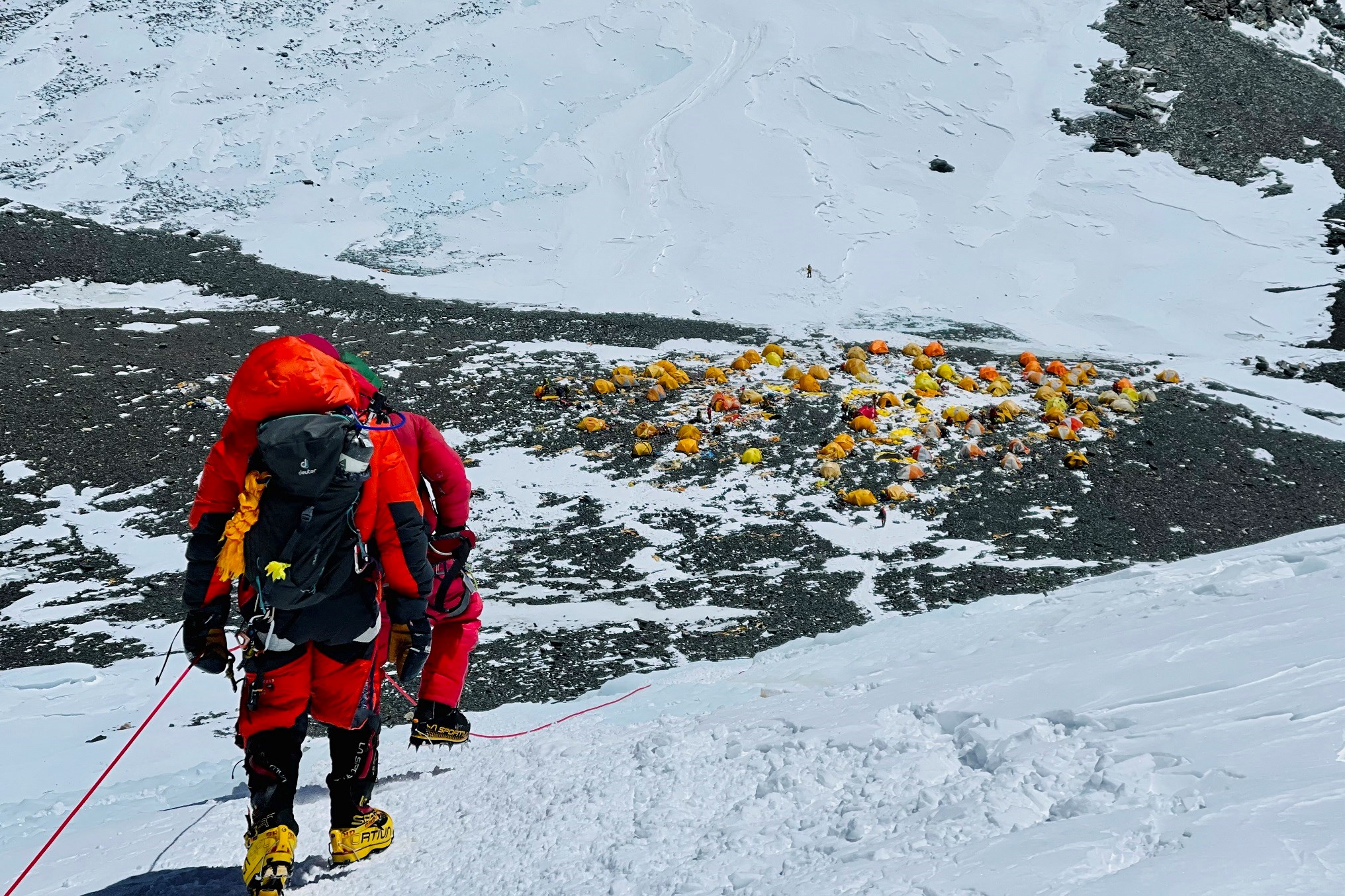 Nagy a baj a Mount Everesten nagydolgukat végző emberekkel, mostantól le kell hozniuk az ürüléküket