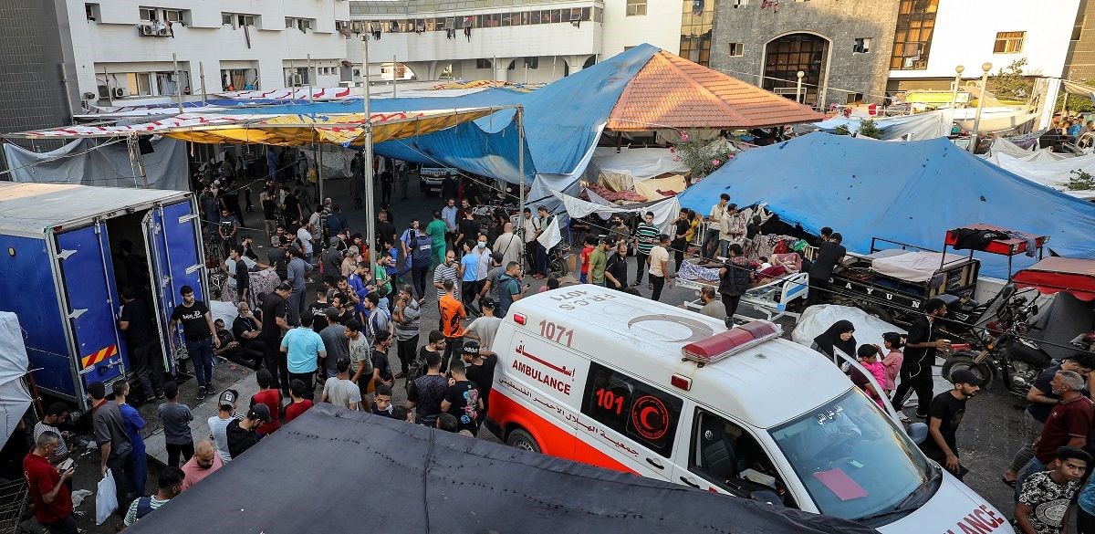 Mentőkonvojt ért támadás egy gázai kórház előtt