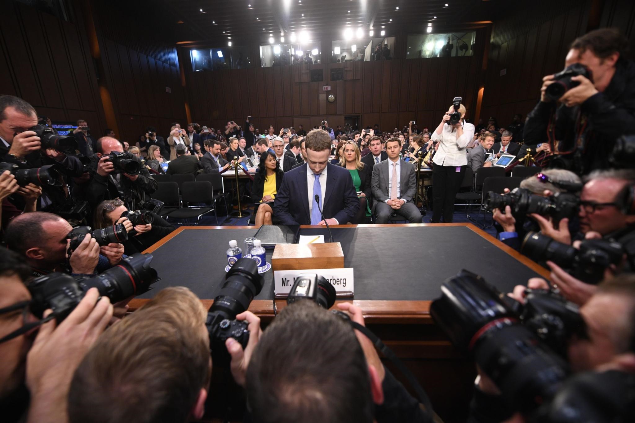 „Mégis, mi a fenét gondolt?” – beidézte a Kongresszus a nagy techcégek vezetőit, kemény kérdéseket kapott Mark Zuckerberg
